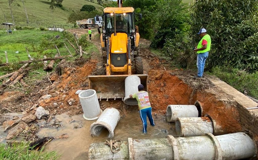 Prefeitura de Santana do Mundaú recupera ponte em acesso da zona rural