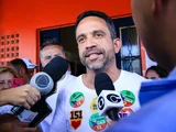 Confiante em vitória no primeiro turno, Paulo Dantas vota em Batalha