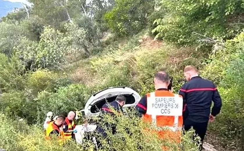 Idosa cai com carro de altura de 50 metros, fica presa por dias e sobrevive