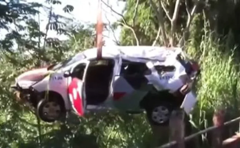 PM é flagrado com amante, tenta fugir da esposa e cai com viatura em ribanceira
