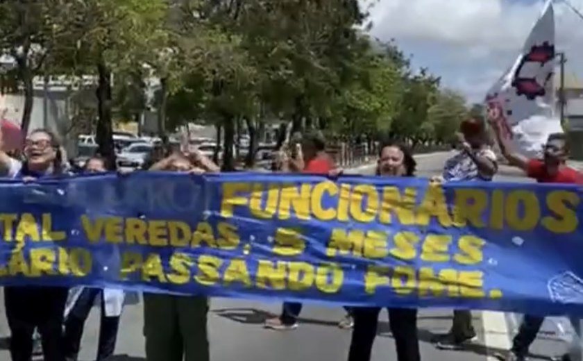 Profissionais do Hospital Veredas protestam contra salários atrasados de seis meses