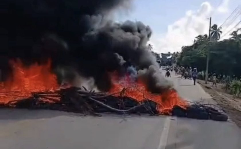 Moradores protestam contra desapropriação e bloqueiam rodovia em Maceió