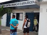 Turista é detida após agredir filho com deficiência na orla de Maceió