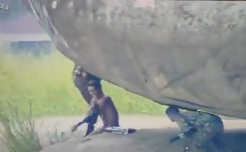 Vídeo: Ao vivo, Record TV flagra soldados do Exército em suposto momento íntimo