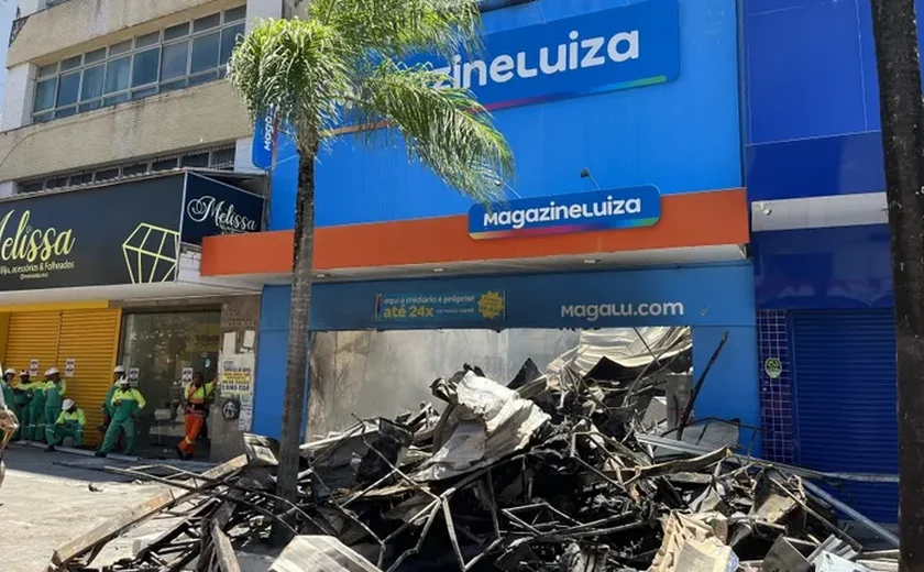 Loja que pegou fogo em Maceió ainda oferece riscos e tem vistoria adiada
