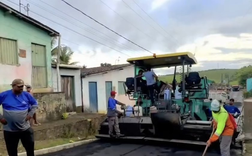 Moradores celebram a chegada do asfalto ao distrito de Canastra