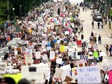 Manifestações contra Donald Trump tomam ruas dos EUA em meio a celebrações do aniversário do Presidente
