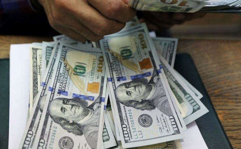 Dólar fecha em queda de quase 2% e volta a ficar abaixo de R$ 5,40