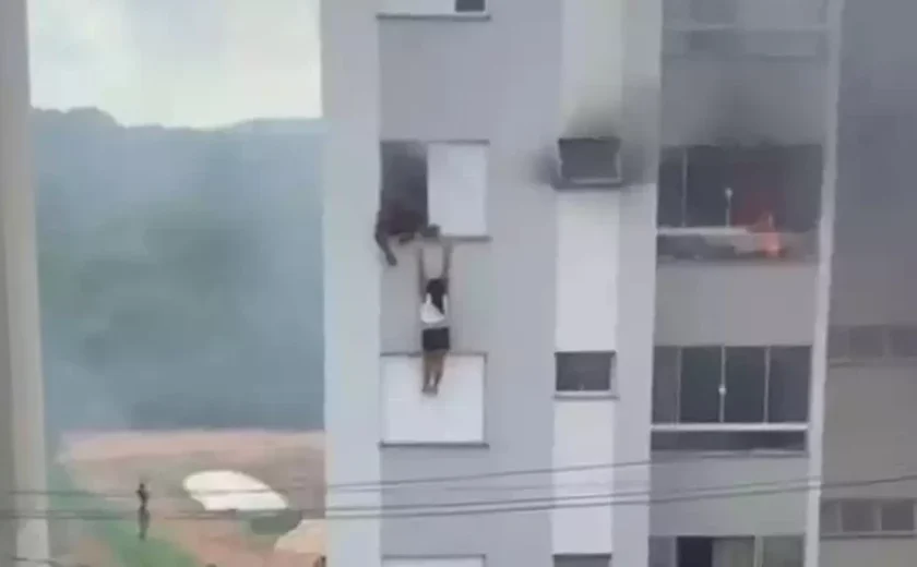 Criança que incendiou casa de avós pesquisou por “rituais de bruxaria”