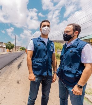 JHC exalta avanços do programa Maceió tem Pressa em visita ao Tabuleiro do Martins