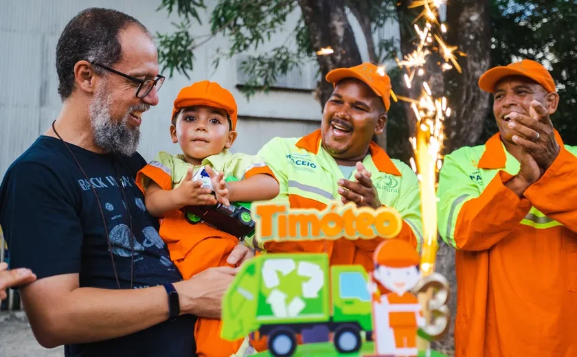 Criança de 3 anos ganha festa com tema gari e coletores participam da comemoração em Maceió