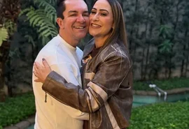 Esposa de Regis Danese queima boneco Labubu após incêndio em sua casa