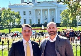 Eduardo Bolsonaro puxa orelha de aliados e exige reação da direita por Flávio