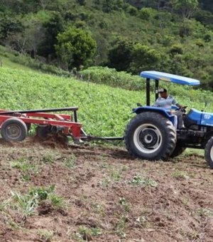 Prefeitura de Santana do Mundaú disponibiliza maquinário para homens do campo