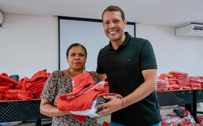 Remi Filho inicia gestão com entrega de uniformes para servidores da limpeza urbana