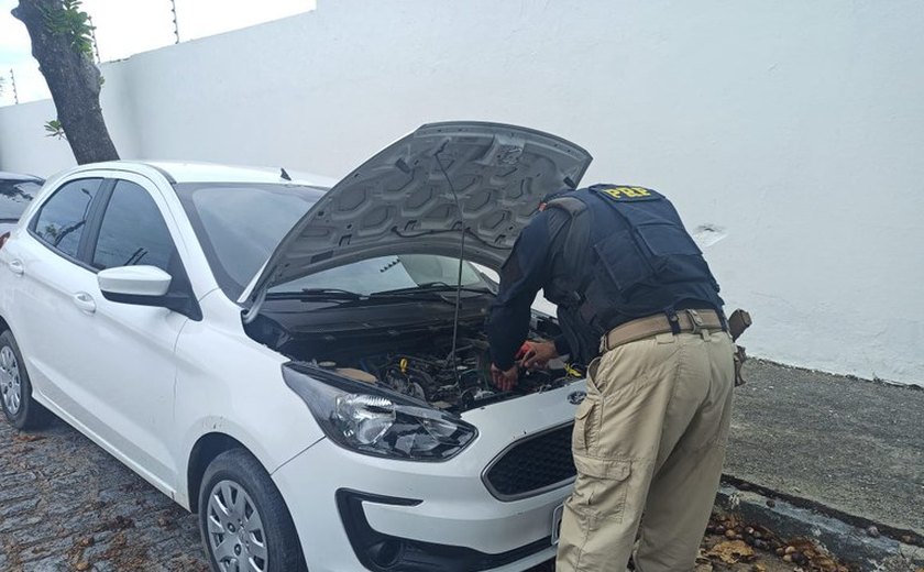 PRF prende homem que conduzia carro roubado em Maceió