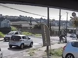 Mulher abandona carro e salva homem de ser atropelado por trem no Paraná