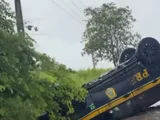 Viatura da PRF capota durante chuva forte na BR-101 em Teotônio Vilela