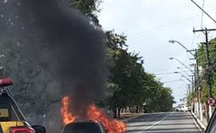 Carro pega fogo e provoca trânsito lento na Fernandes Lima, em Maceió