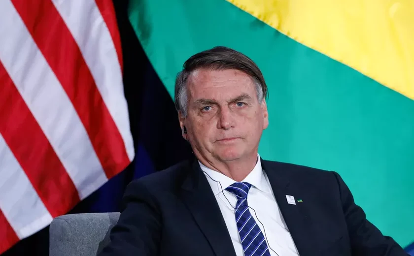 Bolsonaro: “Previsão é o preço da gasolina cair R$2 e o diesel, R$1”