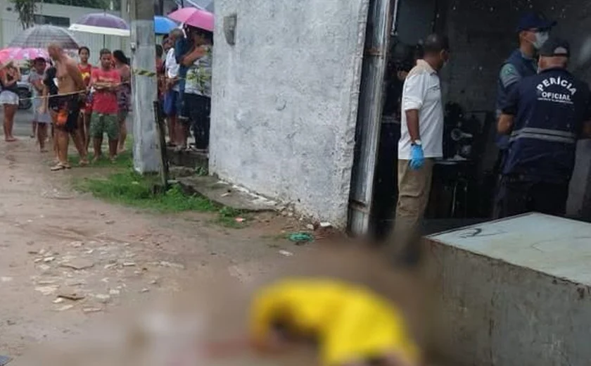 Funcionário do Centro de Zoonoses é assassinado com seis tiros em esquina de rua, em Maceió