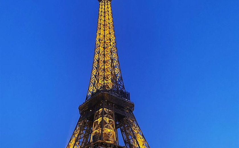 Após ser esvaziada por alerta de bomba, Torre Eiffel é reaberta