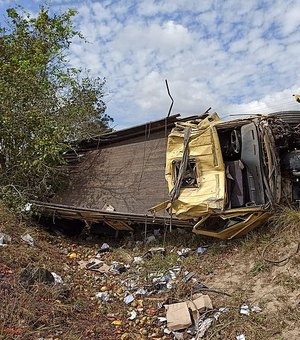 Tombamento de caminhão na BR-316 deixa um homem em estado grave e carga é saqueada