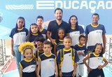 Acelera na educação: Prefeito de Santana do Mundaú assina OS para reforma de escola e apresenta novos fardamentos, mochilas e kits escolares