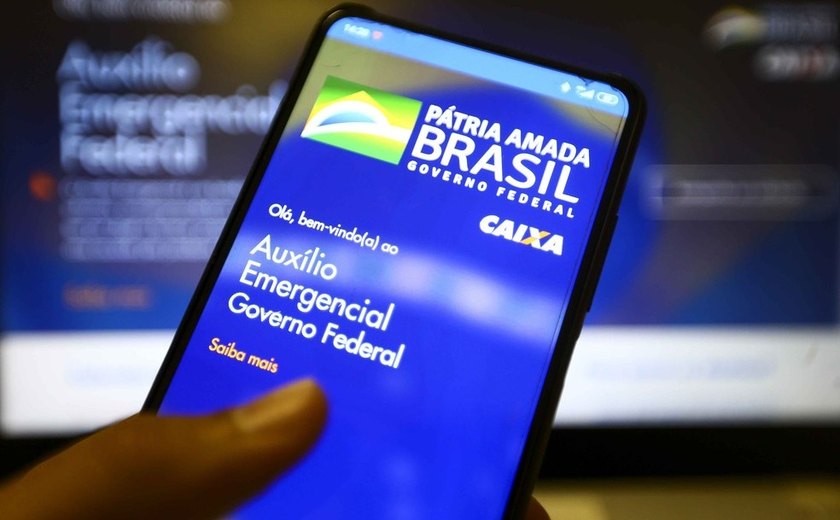 Caixa paga 6ª parcela do auxílio para nascidos em abril; confira o calendário