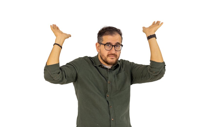 Transformando frustrações e dilemas em risadas, Afonso Padilha volta a Maceió com seu novo show