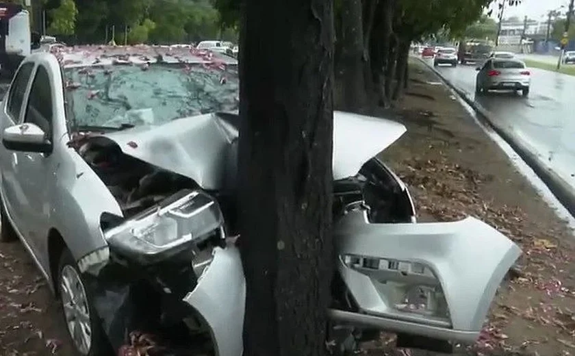 Motorista perde controle e carro com cinco pessoas bate em árvore na Gruta de Lourdes