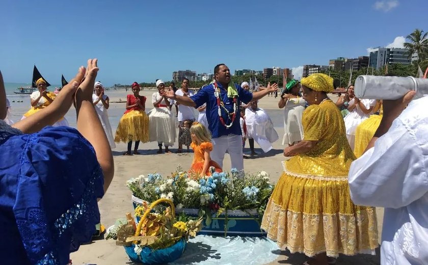 Religiosos de matriz africana celebram Dia de Iemanjá na orla de Maceió