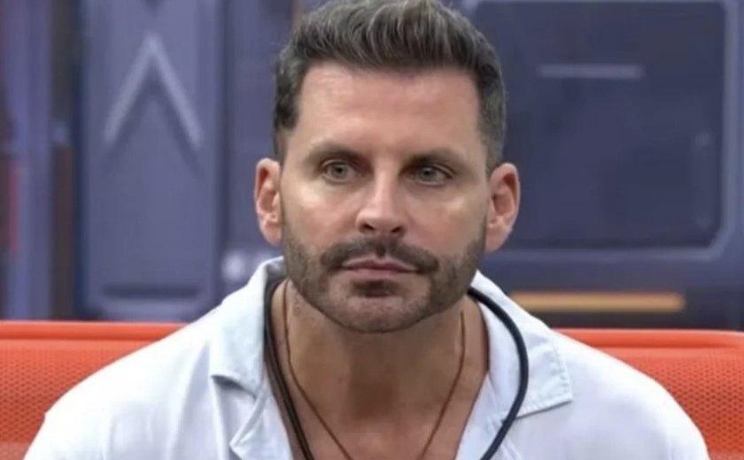 Ator Henri Castelli deixa o BBB 26 após crises convulsivas; médicos orientam saída