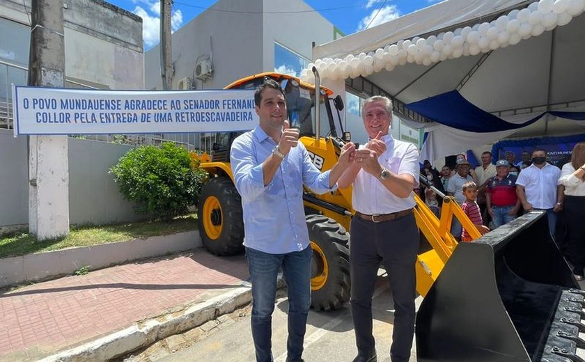 Prefeito de Santana do Mundaú recebe uma retroescavadeira do senador Collor