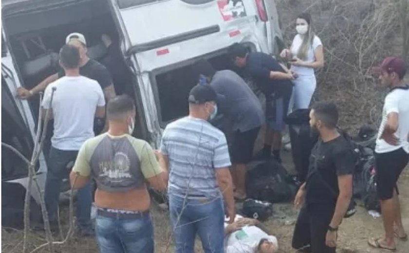 Após show na Paraíba, van com músicos do cantor Gusttavo Lima capota em trecho da BR-230