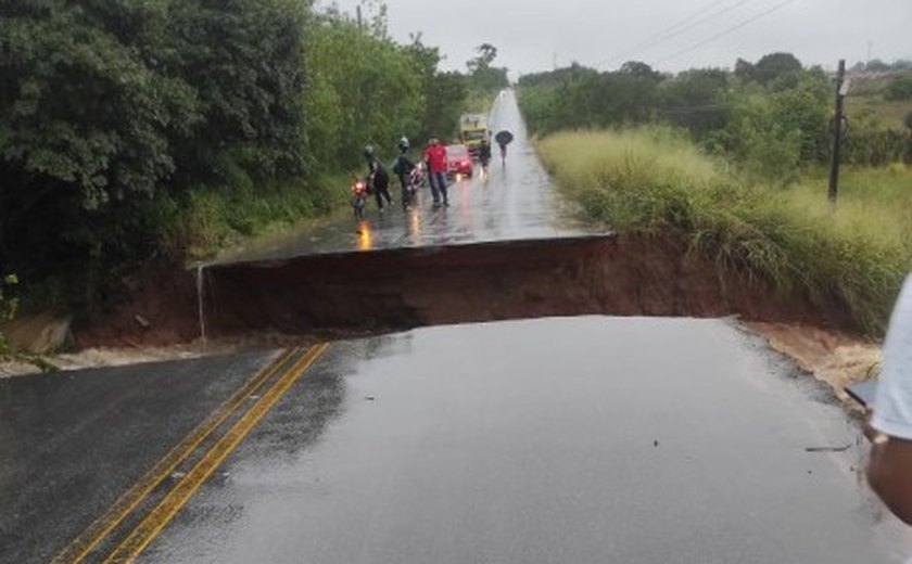 Governo de Alagoas vai reconstruir ponte que caiu entre Arapiraca e Feira Grande