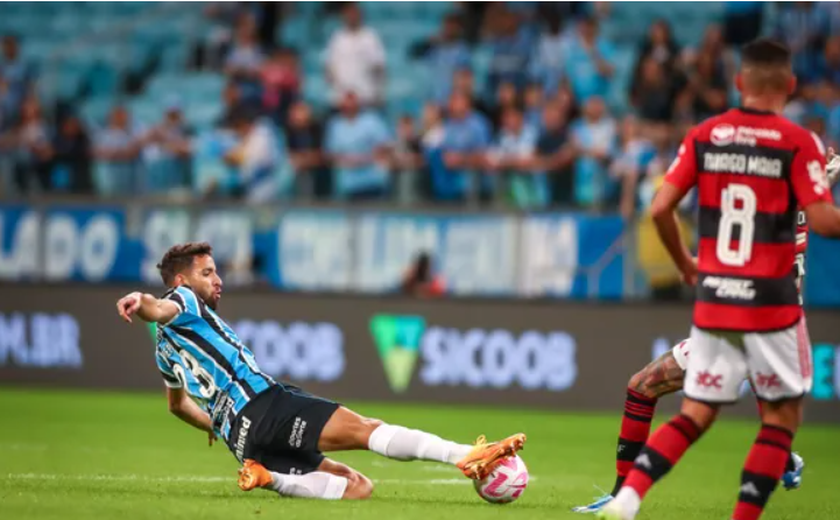 Flamengo tem apagão no final e Grêmio volta a vencer após três jogos