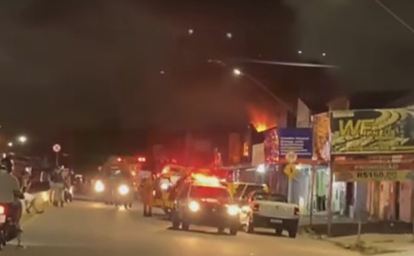 Incêndio atinge loja de motos no Centro de Maceió e deixa bombeiro ferido