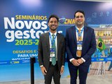 Prefeito de Santana do Mundaú e prefeito eleito participam de evento em Brasília