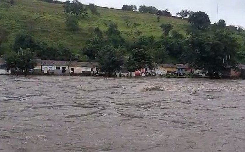 Rio Paraíba transborda e água invade ruas de Viçosa na manhã desta segunda-feira