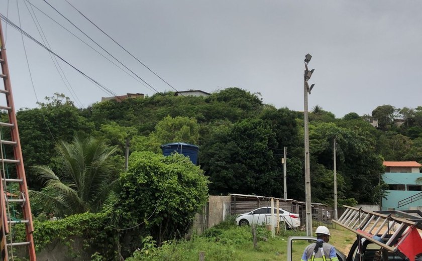 Criança morre eletrocutada após pisar em fio de poste caído no chão em Riacho Doce, Maceió