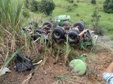 Caminhão cai de ribanceira e capota no interior de Alagoas