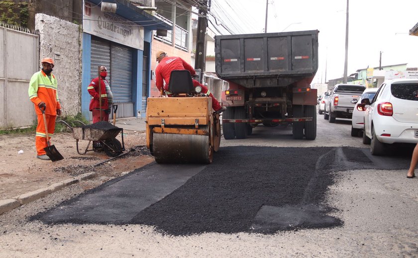 Prefeitura de Maceió intensifica recuperação da malha viária em 16 bairros com 530 toneladas de asfalto