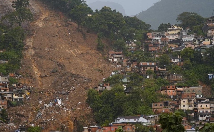 No 4º dia de buscas em Petrópolis, sirenes voltam a tocar no Morro da Oficina; tragédia já deixa 120 mortos e 116 desaparecidos