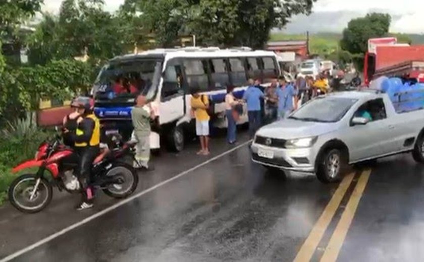 Colisão entre carreta e van deixa trânsito lento na BR-316, em Satuba