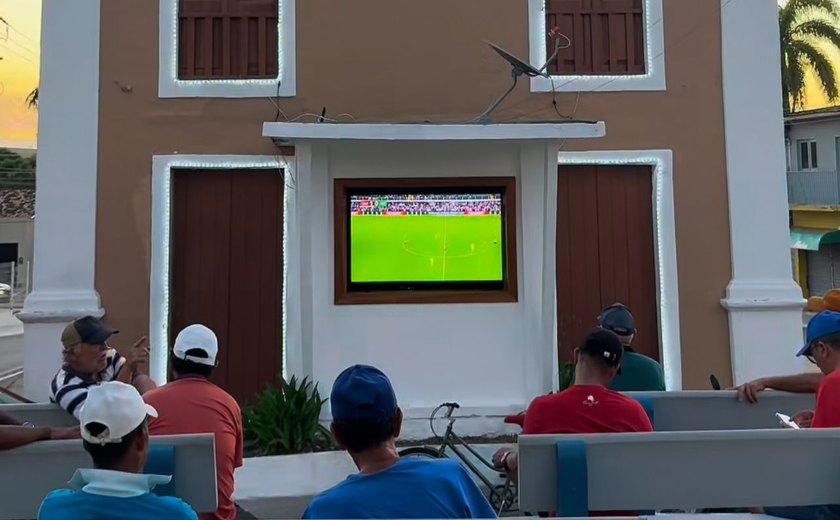 Prefeito de Murici instala TV em praça pública e retoma tradição local