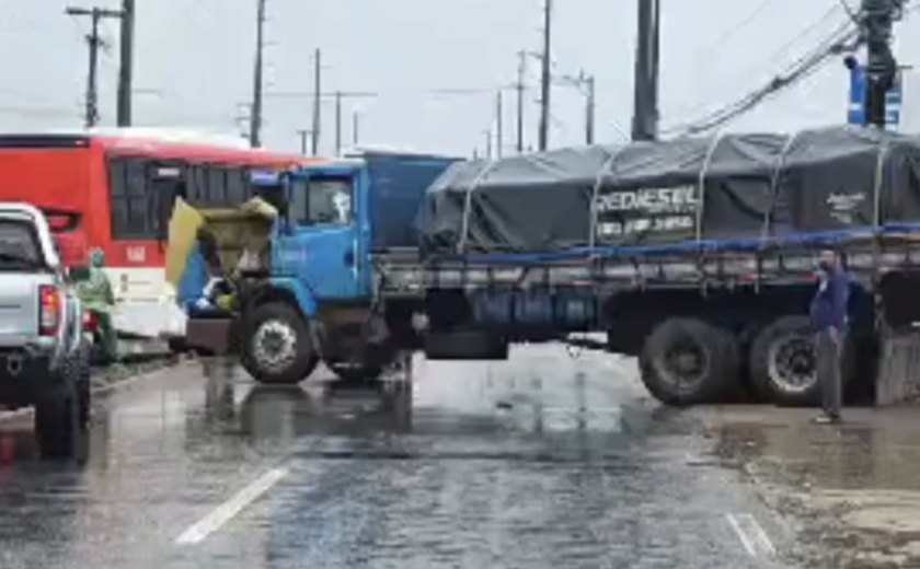 Pane em caminhão bloqueia Via Expressa em Maceió