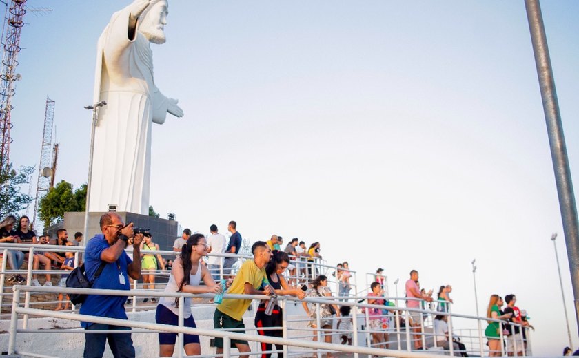 Projeto Pôr do Sol leva centenas de pessoas ao Cristo Redentor,