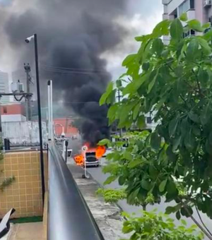 Vídeo: carro pega fogo e assusta moradores no bairro da Jatiúca, em Maceió