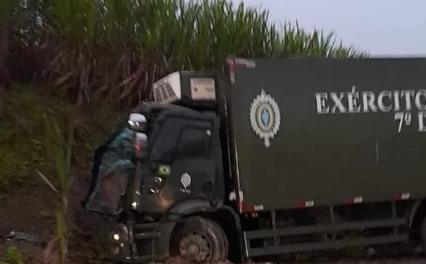 Acidente entre caminhões do Exército deixa duas pessoas feridas em São José da Laje